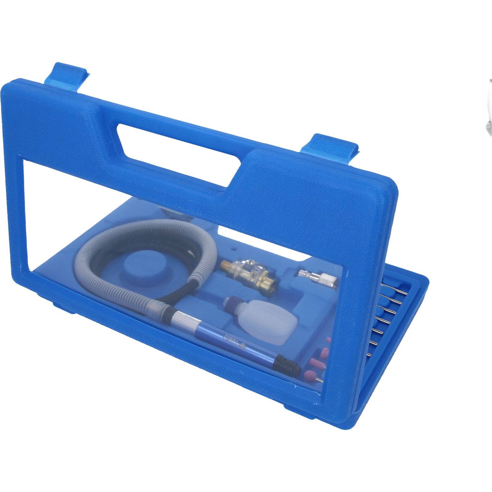 Ein blaues Kunststoffgehäuse mit einem Schlauch, einer Pumpe, einem Ventil und einem Stecker, wahrscheinlich ein Reparatur- oder Wartungsset für Werkzeuge oder Geräte.