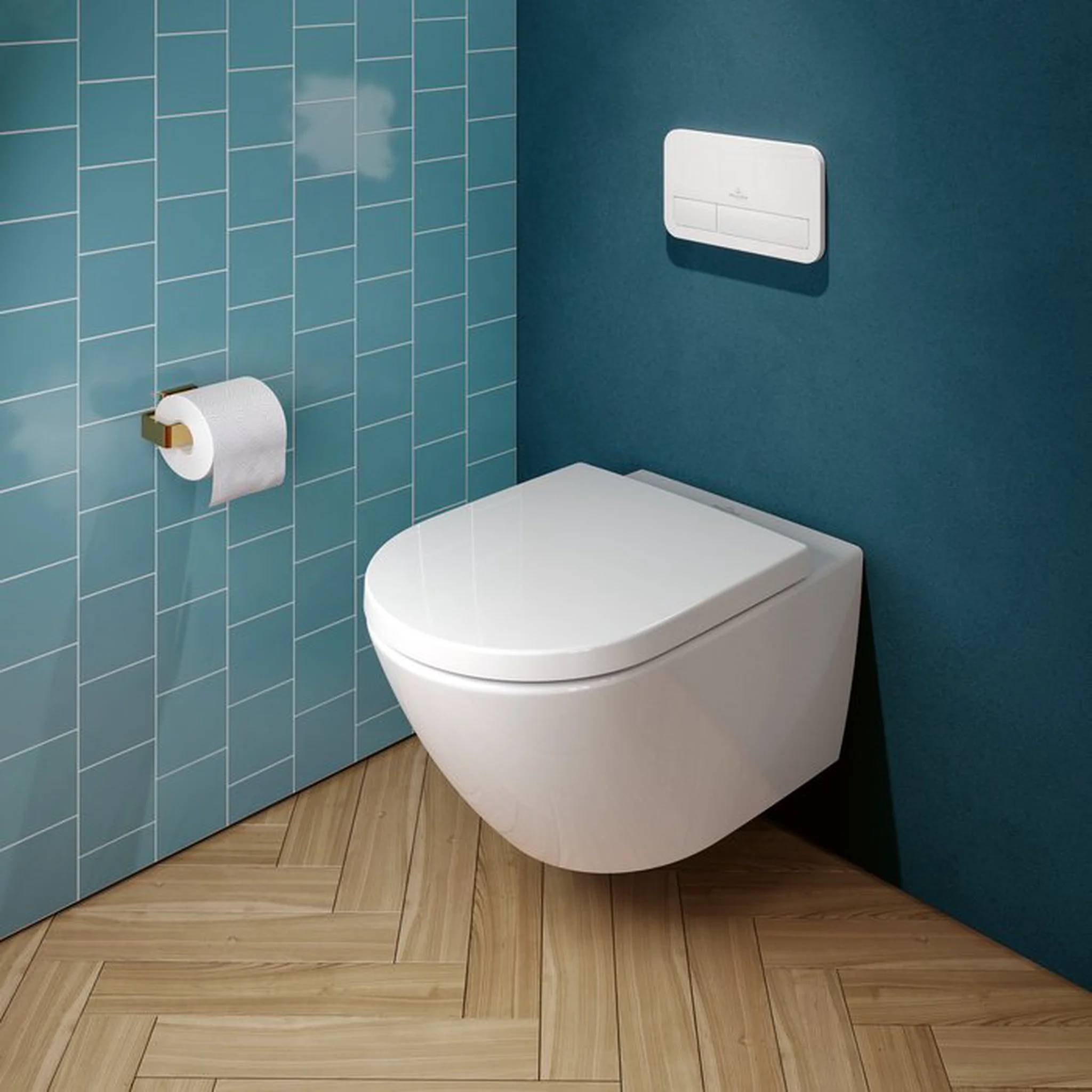 Modernes, weiß wandhängendes WC in einer Badezimmerecke, mit einer Spülplatte darüber und einem Toilettenpapierhalter an einer blauen gekachelten Wand.
