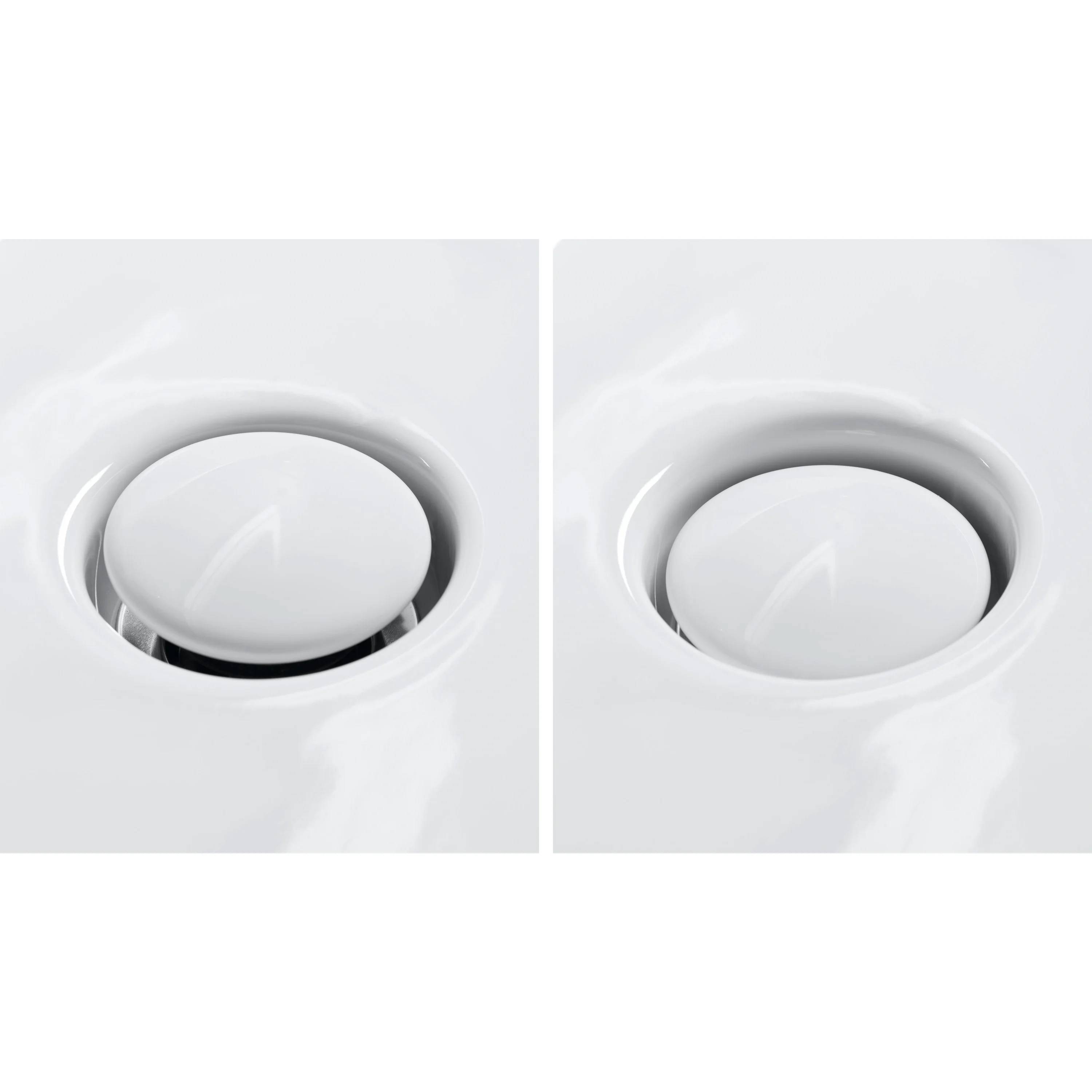 Nebeneinander-Vergleich einer weißen kreisförmigen Schaltfläche oder Lüftungsöffnung, wobei eine mit einem schwarzen Ring sichtbar ist und eine vollständig in einer glatten weißen Oberfläche versenkt ist.