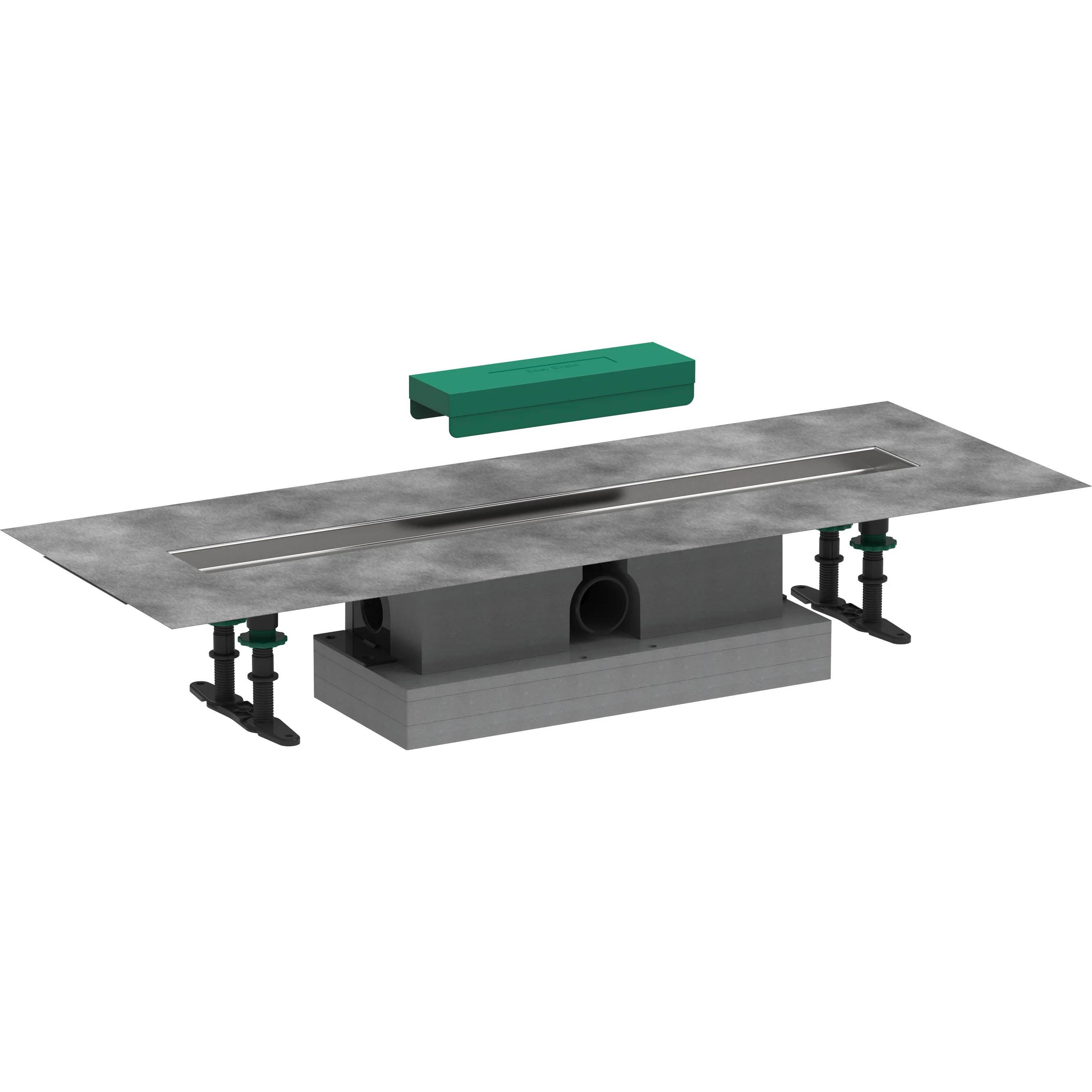 3D-Darstellung eines Bodenablagesystems mit einem langen Metallrinnen-Rost, zentralem Ablaufgehäuse, verstellbaren Füßen und einem abnehmbaren grünen Einsatz darüber.