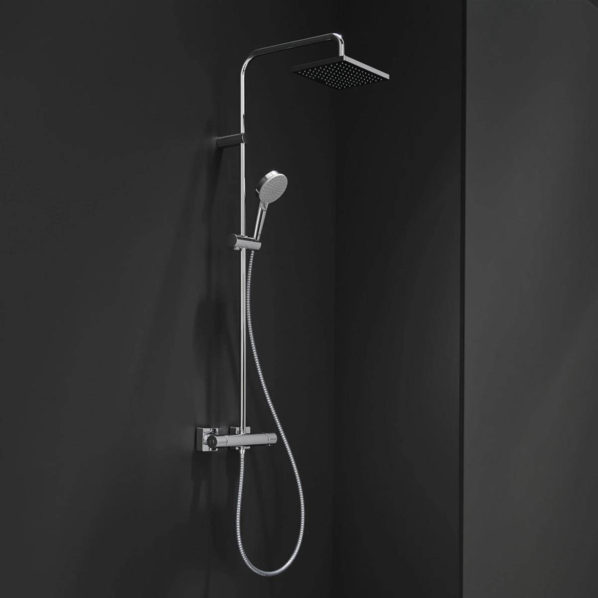 Modische schwarze Dusche mit einem Regenfallduschkopf, tragbarem Sprühkopf und verstellbaren wandmontierten Bedienelementen an einer dunkel gefliesten Wand.