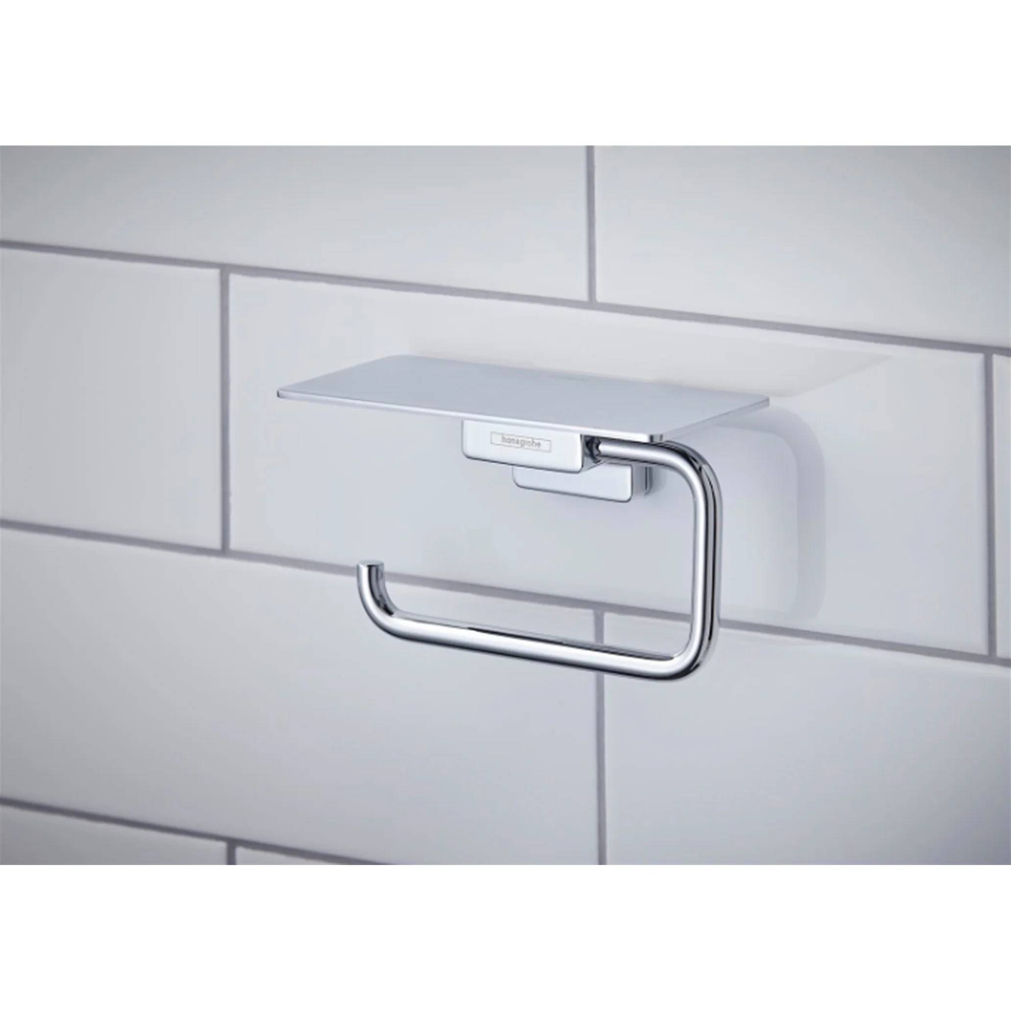 Chrom-Badezimmer-Toilettenpapierhalter mit flachem Regal an einer gefliesten Wand montiert