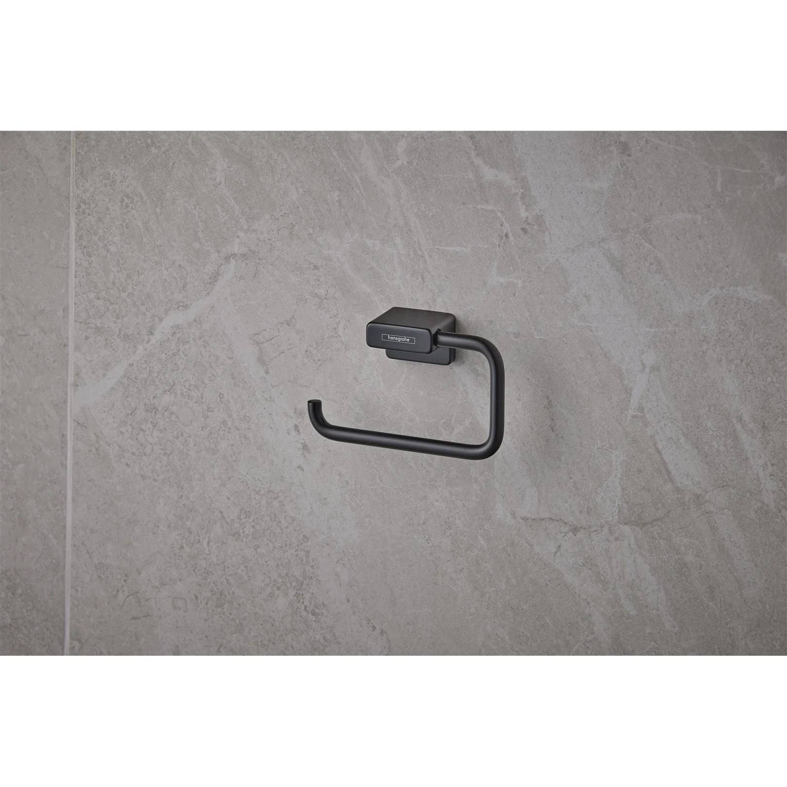 Schwarzer Metall-Toilettenpapierhalter, an einer grau gefliesten Badezimmerwand montiert, mit minimalistischem offenen Ringdesign.