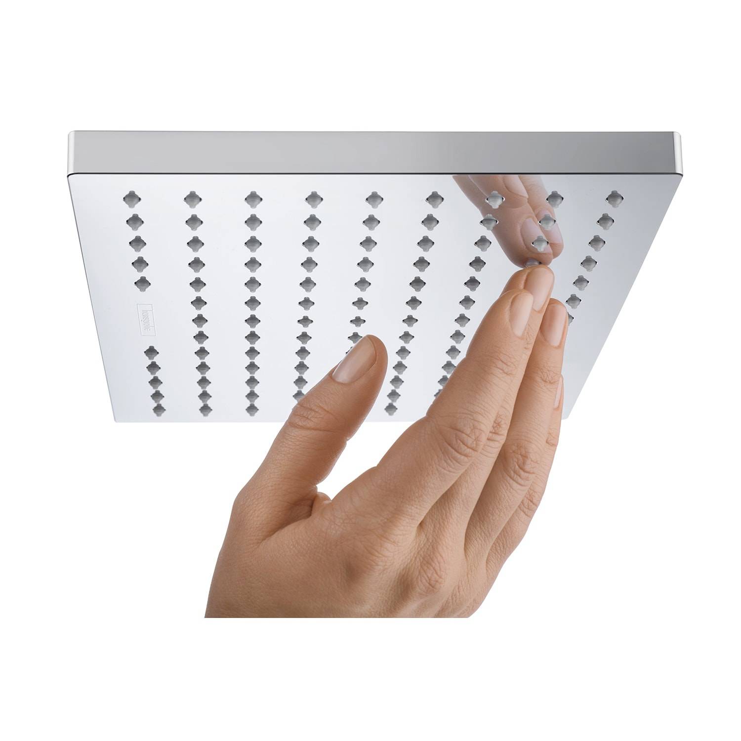 Hand, die das Sprühmuster an der Unterseite eines Duschkopfes mit sichtbaren Düsen einstellt.