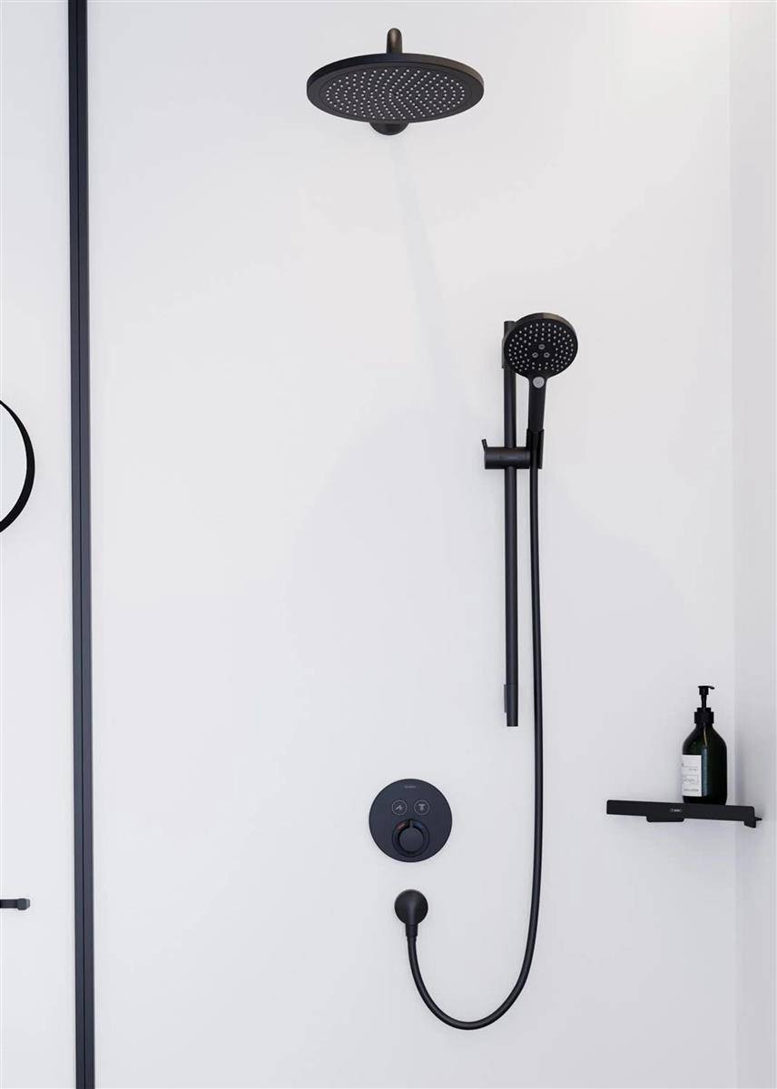Modernes Badezimmer mit schwarzem Regenduschkopf, Handbrause, Wandbedienelemente und kleinem Regal mit Seifenspender an einer weiß gefliesten Wand.