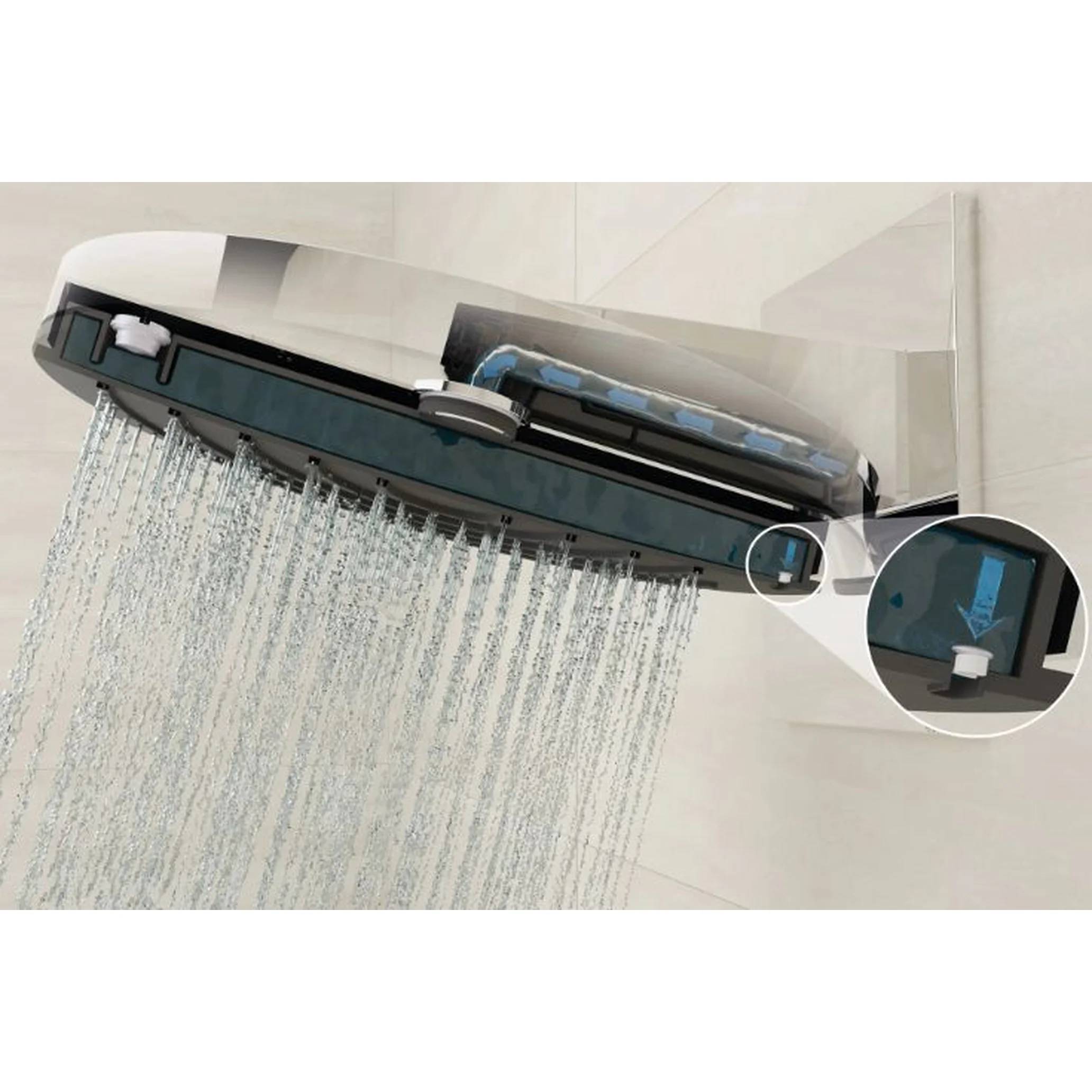 Moderner Deckenbrausekopf, der einen breiten Regenfallstrahl Wasser versprüht, mit einer vergrößerten Nahaufnahme, die seine interne Filter- oder Düsenkomponente hervorhebt.