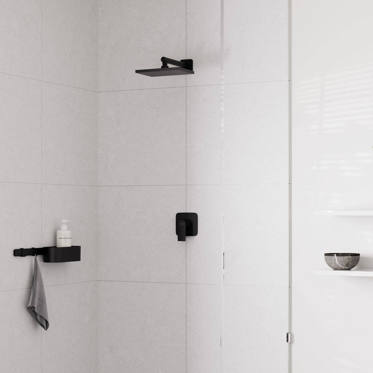 Minimalistische Dusche mit schwarzen matten Armaturen, Wandregal und Handtuchhaken in einem hellgrau gefliesten Badezimmer.