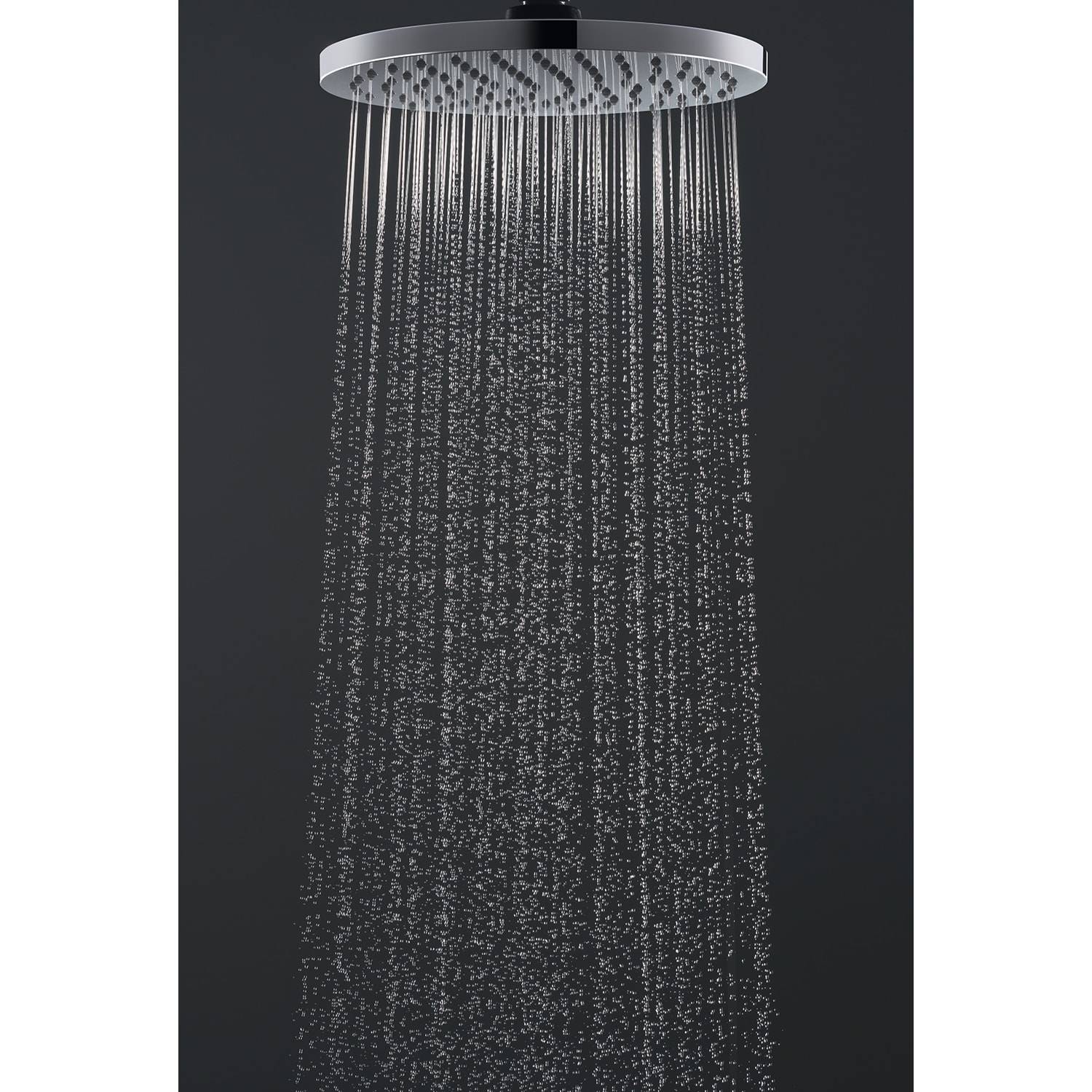 Runde verchromte Regenbrauseköpfe, die mehrere Wasserstrahlen gegen einen dunklen Hintergrund sprühen.