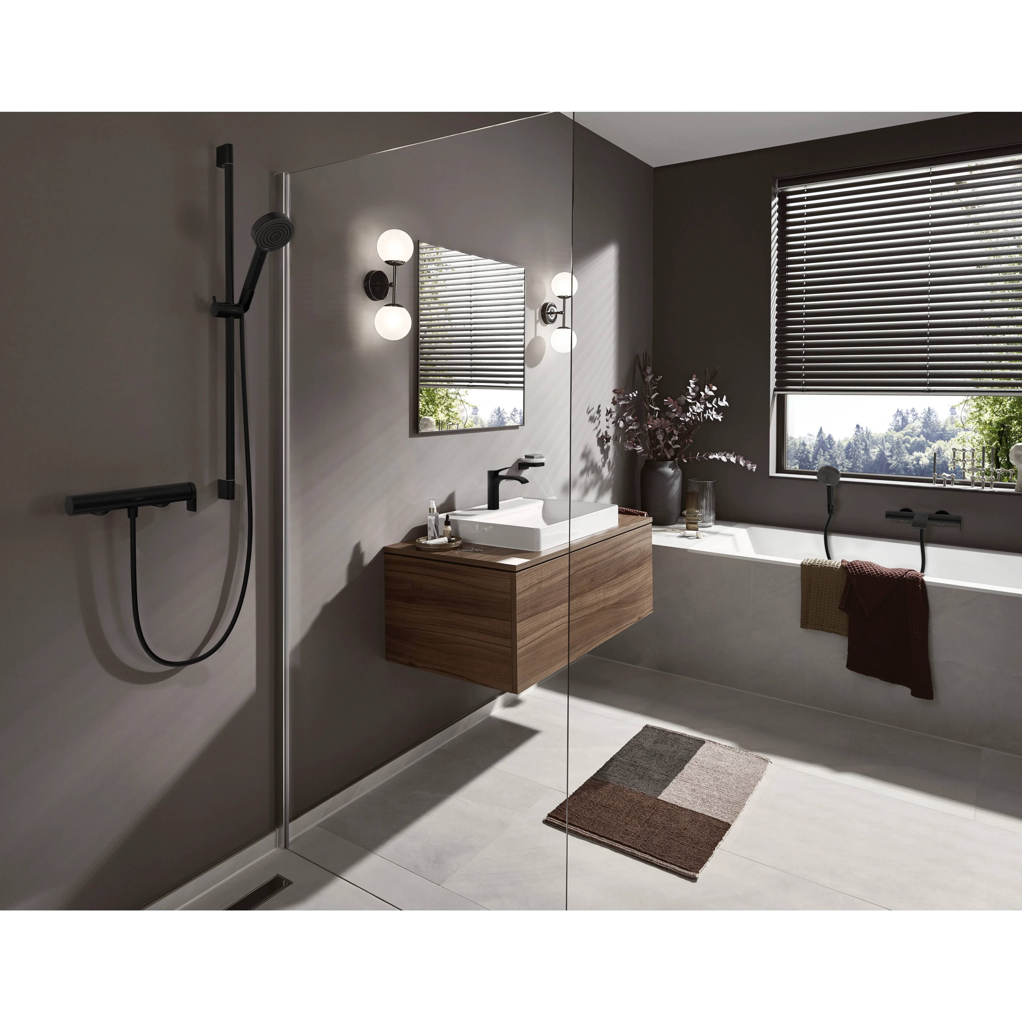 Modernes Badezimmer mit begehbarer Dusche, schwimmender Holzwaschtisch, großer Badewanne, Fenster mit Jalousien und Dekoration in neutralen Tönen.