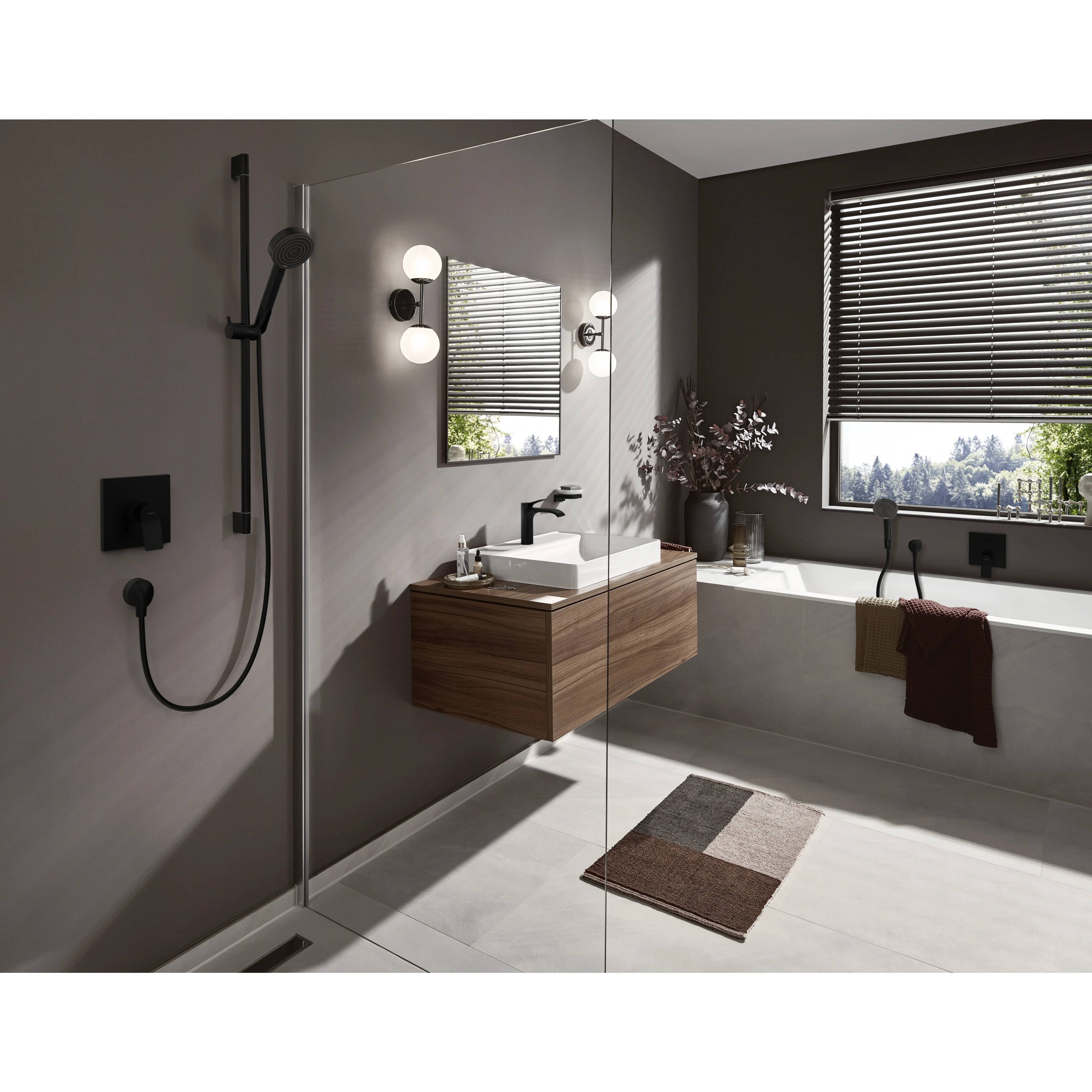 Modernes Badezimmer mit begehbarer Dusche, schwebendem Holzwaschbecken, großer Badewanne am Fenster und neutralen Fliesen mit natürlichem Licht.