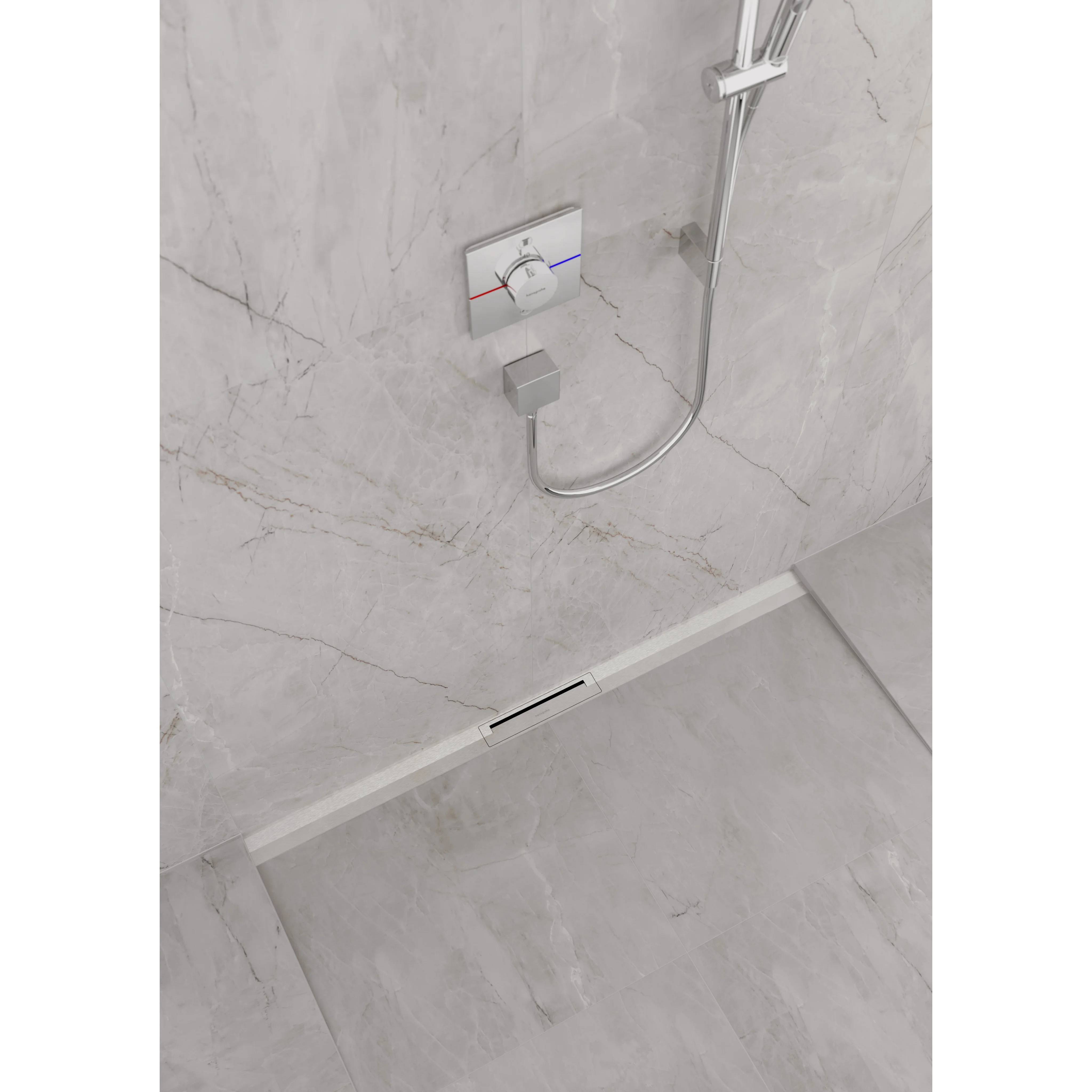 Moderne Duschwand mit verchromtem Duschkopf, Mischventil und eingebautem linearem Bodenablauf in einem Badezimmer mit Marmor-Optik-Fliesen.