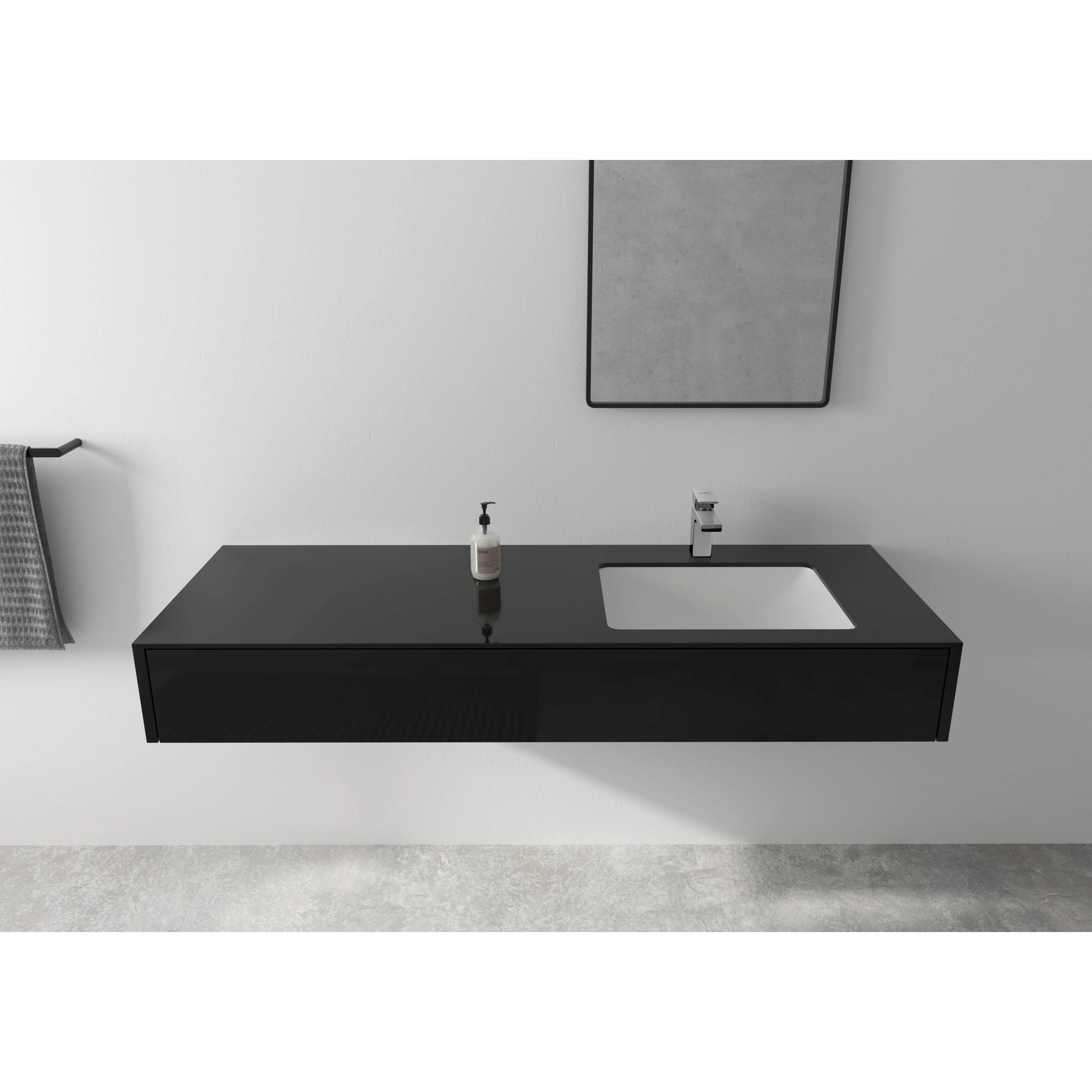 Modernes minimalistisches Badezimmer mit schwebendem schwarzem Waschtisch, integriertem Waschbecken und Armatur, Seifenspender, Spiegel darüber und Handtuch an der linken Wand.