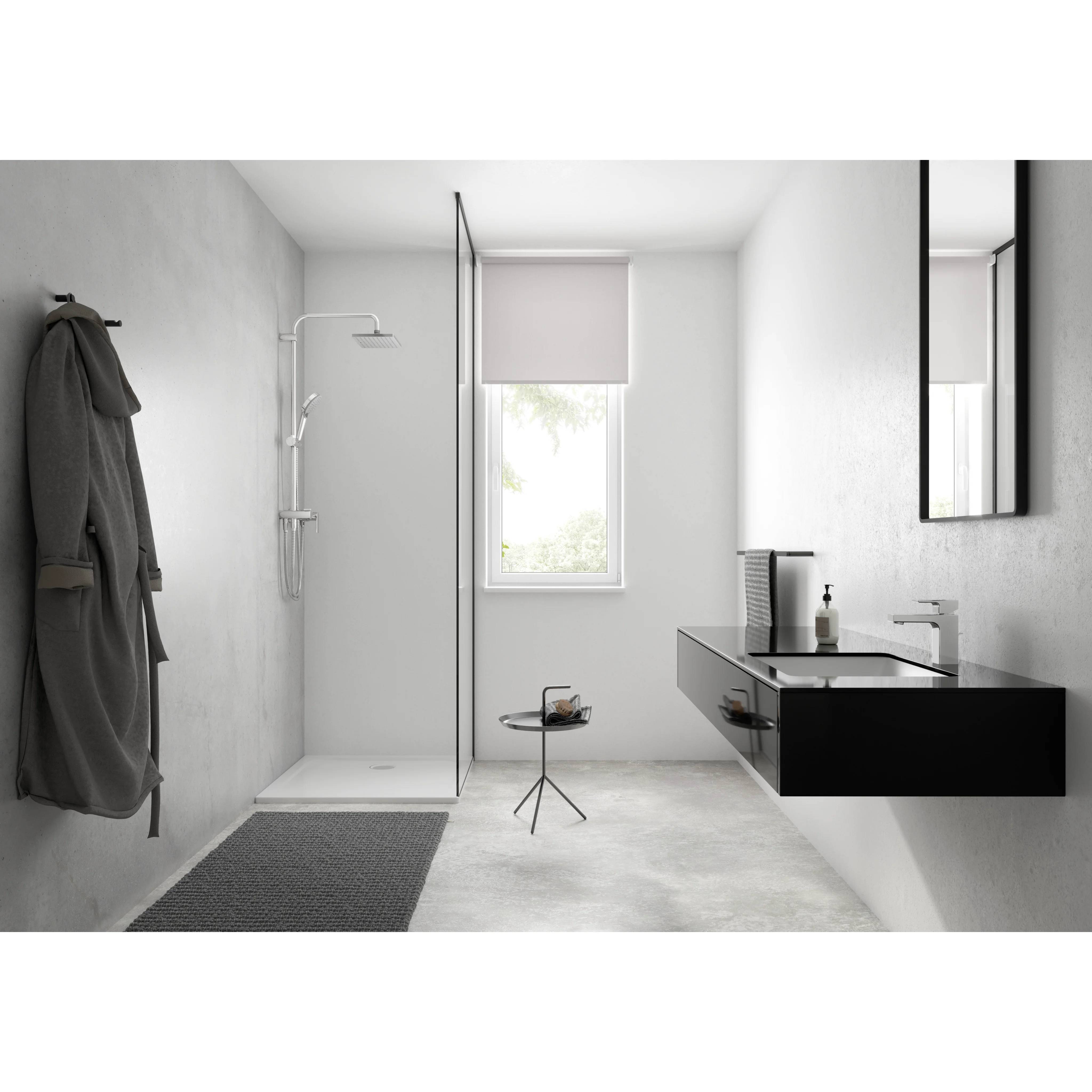 Minimales modernes Badezimmer mit begehbarer Dusche, Waschtisch, Bademantel, Fenster und kleinem Hocker in einem hellen grauen Raum.