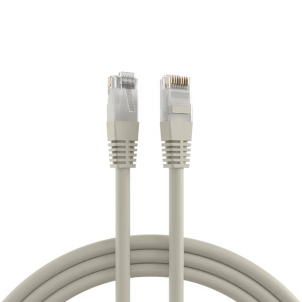 Nahaufnahme eines grauen Ethernet-Kabels mit Steckverbindern an beiden Enden.