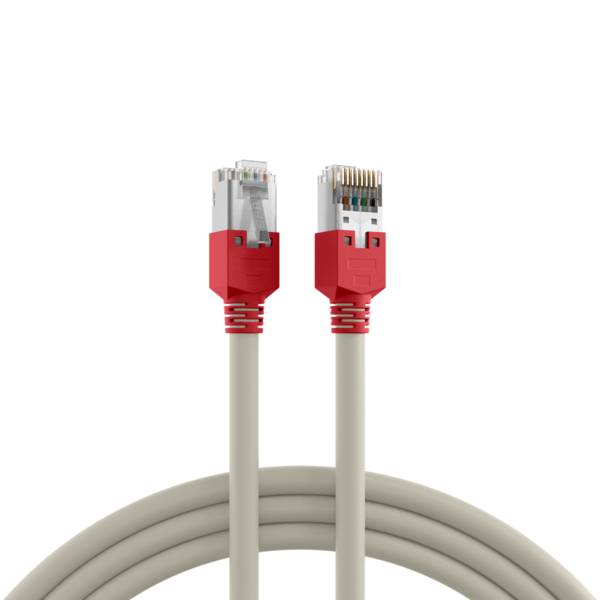 Zwei rote und silberne Ethernet-Steckverbinder auf einem beigen Kabel, vertikal positioniert. Die Steckverbinder zeigen detaillierte Verdrahtung.