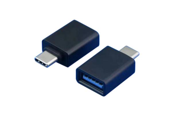 USB-C zu USB-A Adapter, schwarz, von zwei Blickwinkeln gezeigt. Eine Seite zeigt einen USB-C-Stecker, die andere eine USB-A-Buchse.