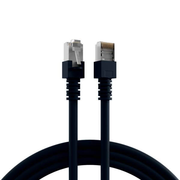 Ein schwarzes Ethernet-Kabel mit zwei Steckern, wobei einer die silbernen Kontakte zeigt, vor einem weißen Hintergrund.