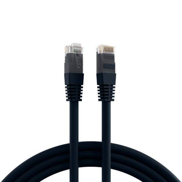 Zwei schwarze Ethernet-Kabel mit durchsichtigen Steckern, die nach oben zeigen, auf einem weißen Hintergrund, wobei beide Enden deutlich sichtbar sind.
