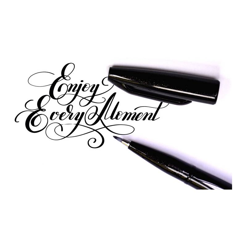 Ein schwarzer Stift neben dem eleganten Schrifttext 