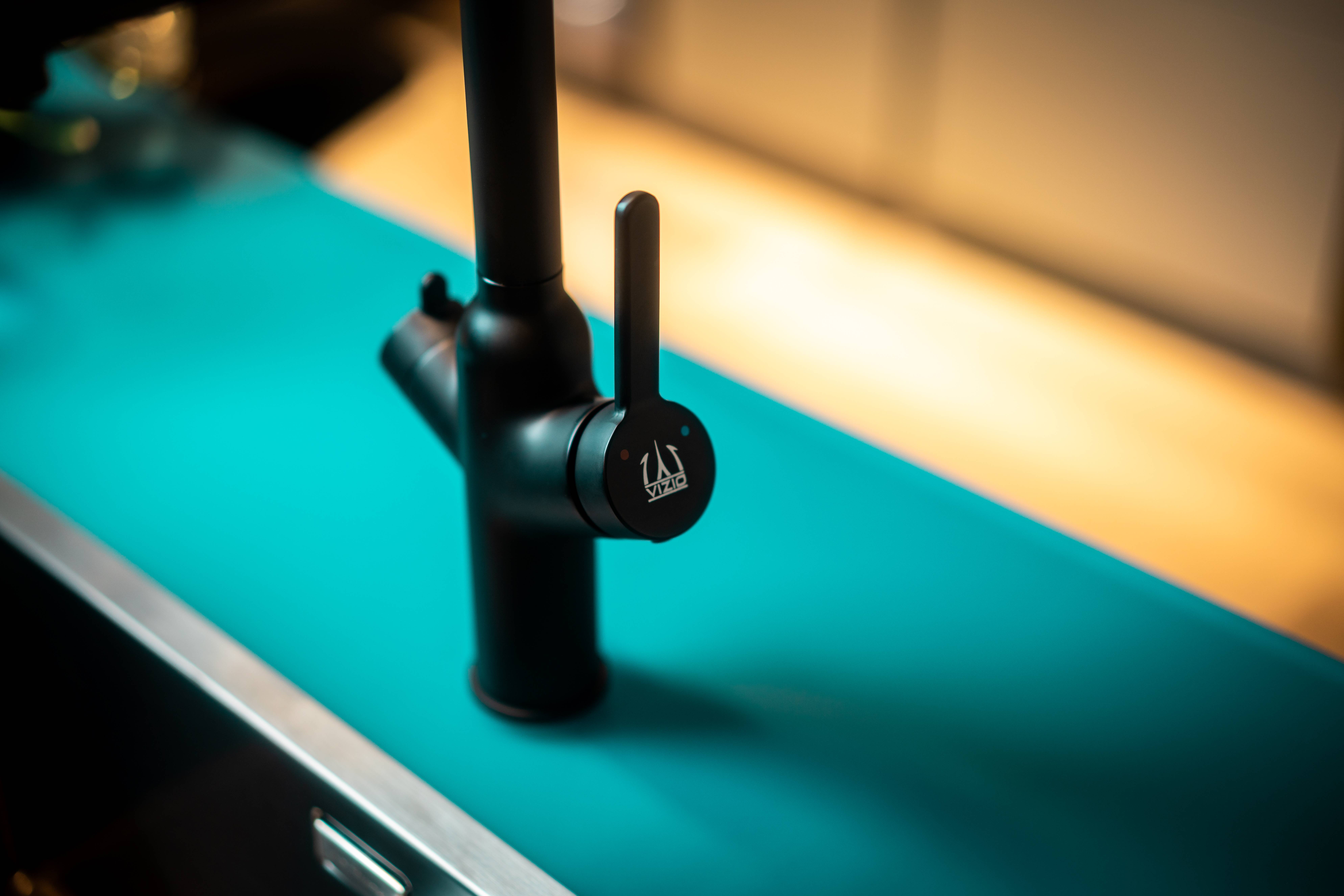 4 Wege Wasserhahn Küche Spültischarmatur Matt Schwarz Küchenarmatur mit tuerkis 360° schwenkbarem Auslauf und abnehmbare 2 strahl Handbrause - BO