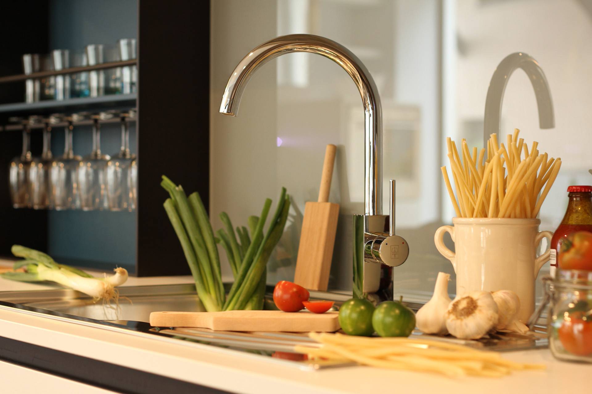 Wasserhahn Küche Spültischarmatur chrom Küchenarmatur mit 360° schwenkbarem U Auslauf - Quadratischer Design