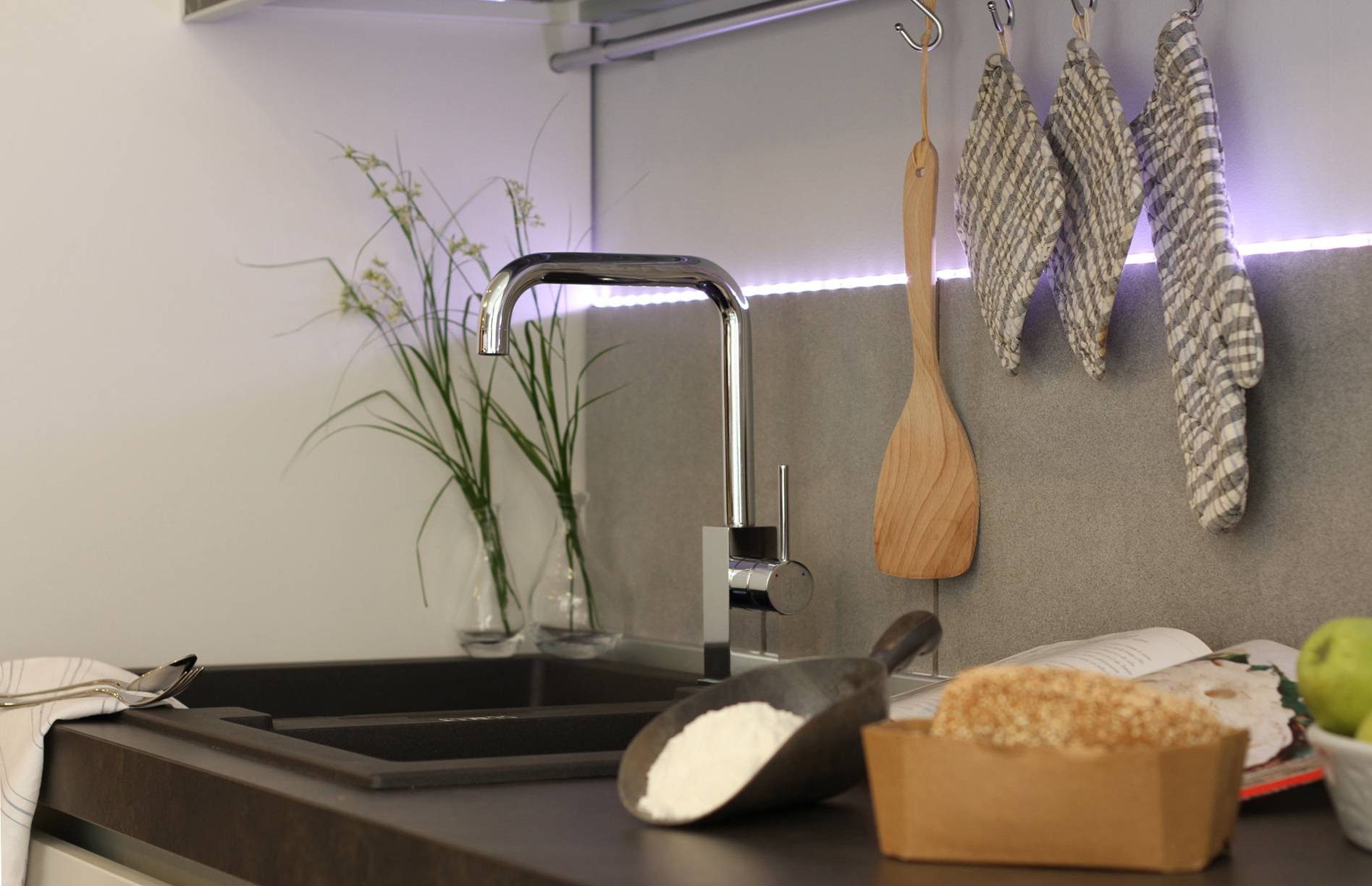 Wasserhahn Küche Spültischarmatur chrom Küchenarmatur mit 360° schwenkbarem N Auslauf - Quadratischer Design