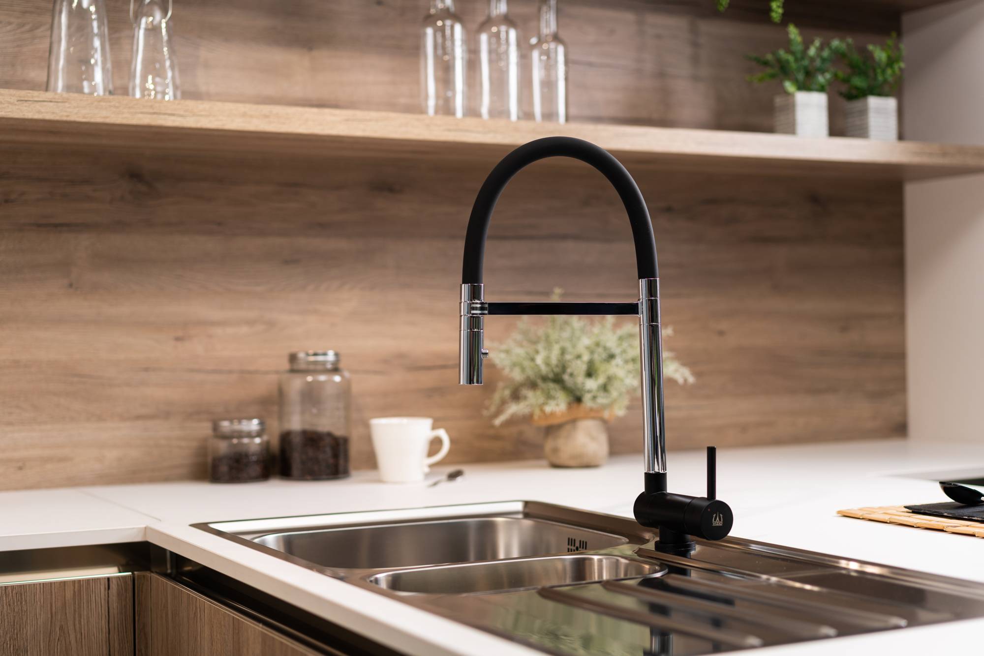 Unterfenster Wasserhahn Vorfenster Umklappbar 6 CM chrom und schwarz matt Küchenarmatur mit Schwarz 360° schwenkbarem Auslauf und abnehmbare 2 stra