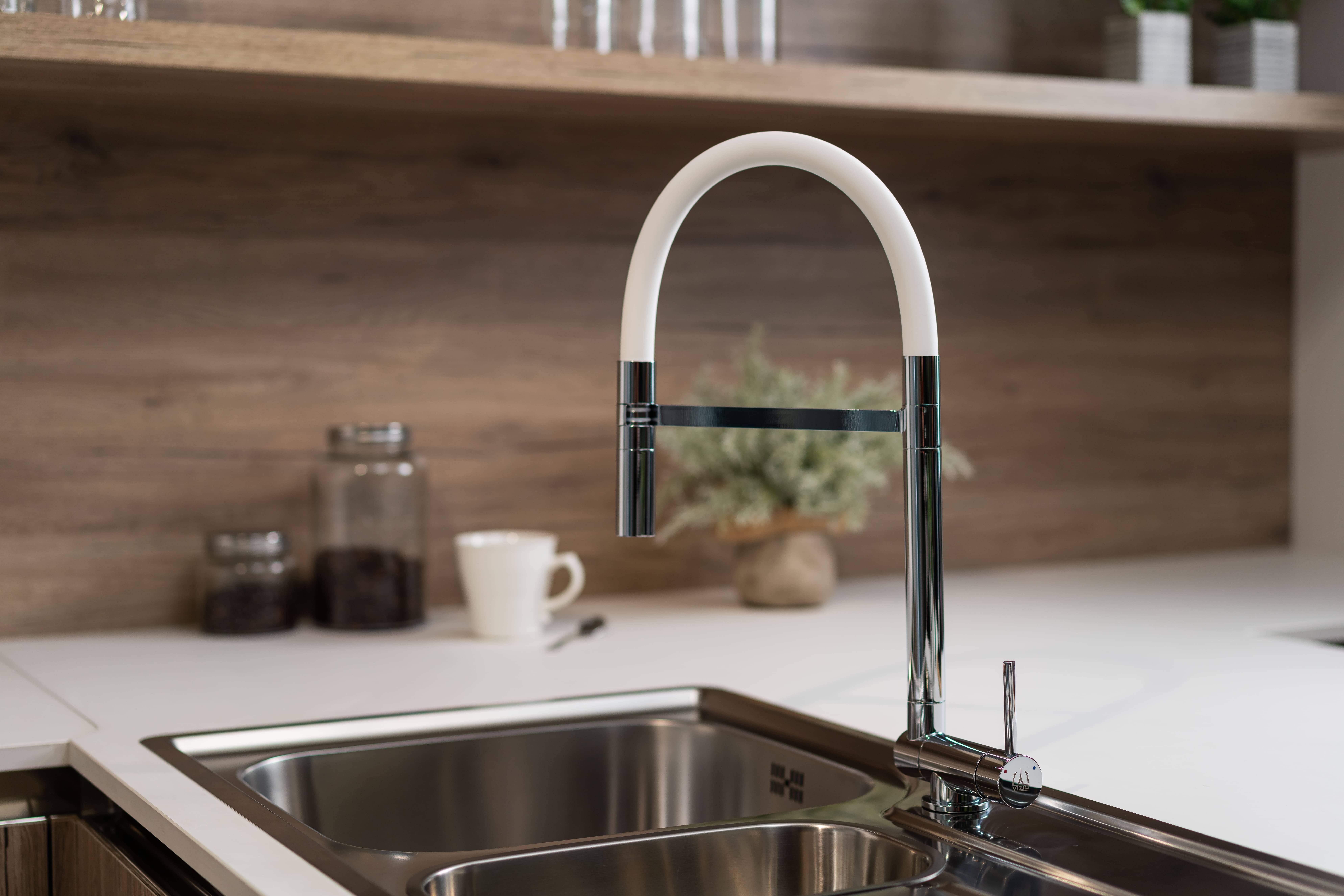 Unterfenster Wasserhahn Vorfenster Umklappbar 4,5 CM chrom Küchenarmatur mit weiss 360° schwenkbarem Auslauf und abnehmbare 2 strahl Handbrause