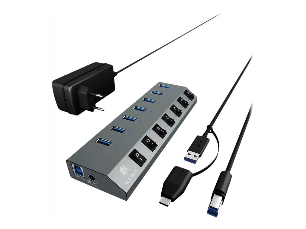 USB-Hub mit mehreren blauen USB-Anschlüssen, individuellen Schaltern für jeden Port und angeschlossenem Netzteil sowie Kabeln auf weißem Hintergrund