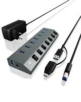 Ein USB-Ladehub mit mehreren blauen USB-Anschlüssen, verbunden mit einem Netzteil und mehreren USB-Kabeln.