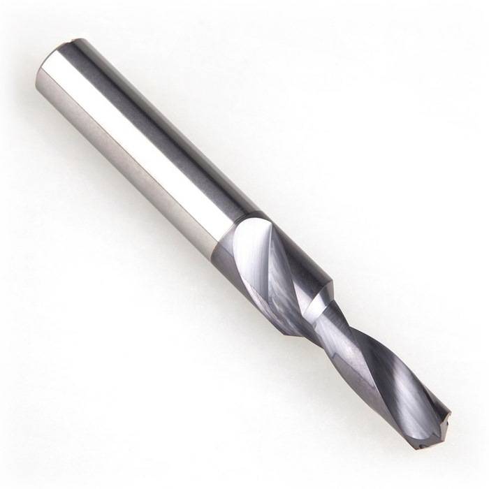 Ein Metallbohrer mit einer Spiralnutendesign zum Schneiden, vor einem schlichten weißen Hintergrund.