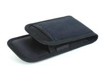 Schwarze Faltentasche oder Etui mit Klappenabschluss, geschlossen auf weißem Hintergrund dargestellt.