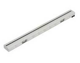 Ein langer weißer Metallstreifen oder eine Schiene, diagonal auf einem schlichten Hintergrund gezeigt.
