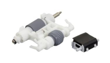Weiße Kunststoff-Papierzuführwalzen-Baugruppe mit einer separaten schwarzen Sensor- oder Schalterkomponente auf neutralem Hintergrund.
