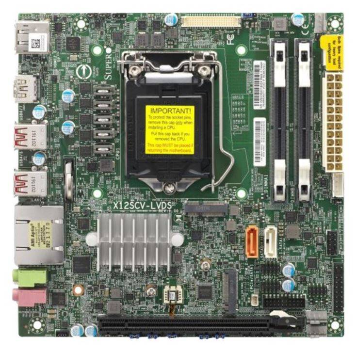 Computermainboard mit CPU-Sockel, RAM-Steckplätzen, Erweiterungssteckplatz, Kühlkörper und rückwärtigen Ein-/Ausgangsanschlüssen.