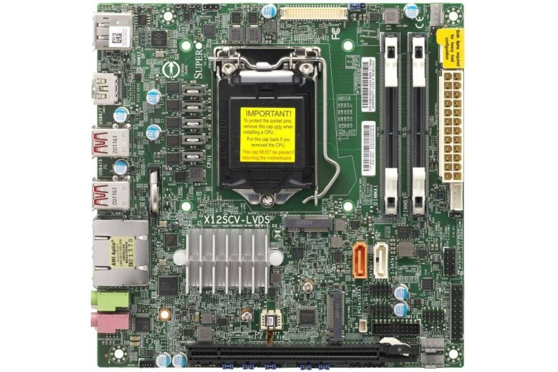Motherboard mit CPU-Sockel, RAM-Steckplätzen, Erweiterungssteckverbindern und hinteren E/A-Anschlüssen, von oben auf weißem Hintergrund dargestellt.