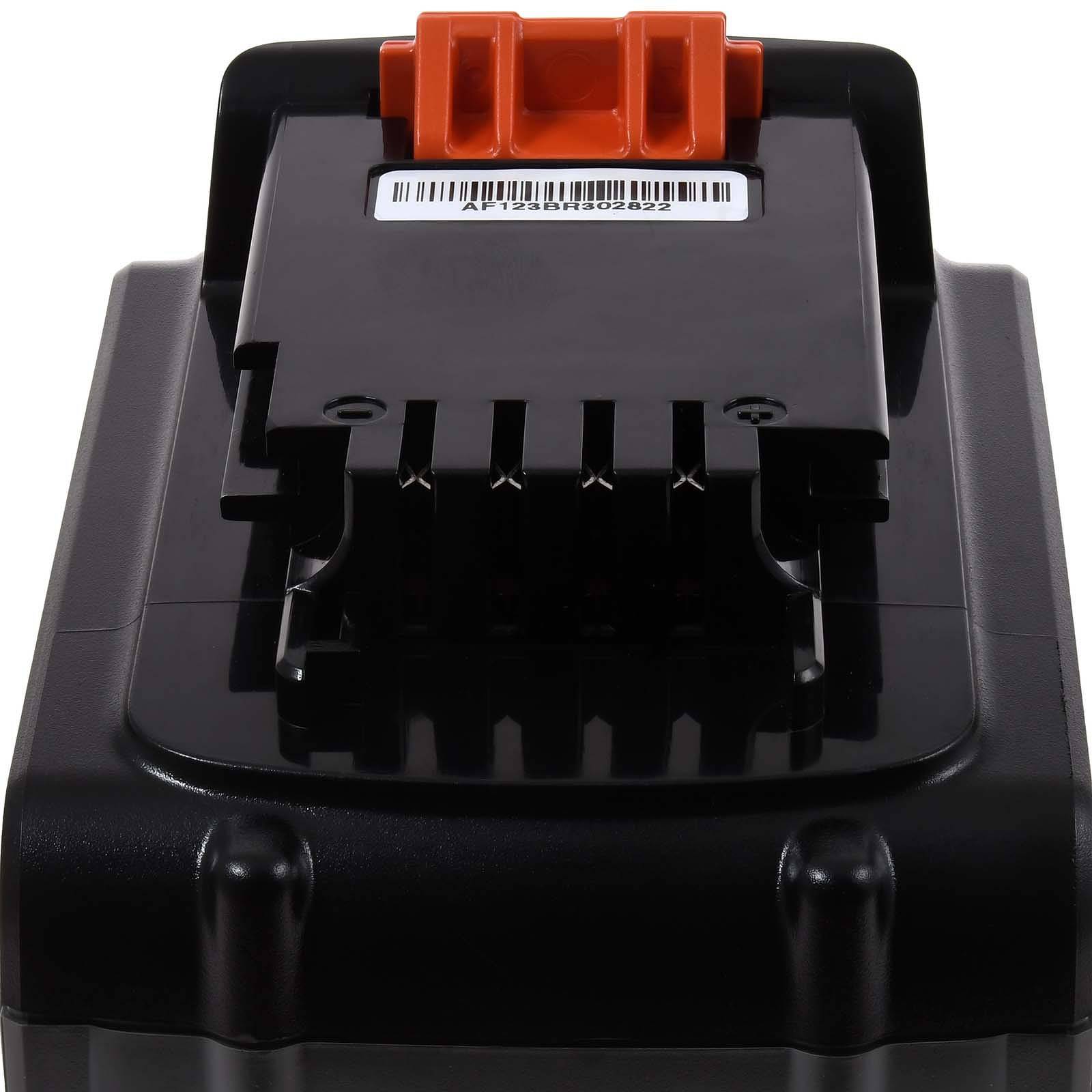 Schwarze Batteriepakete-Steckverbinder mit orangefarbenem Verriegelungsclip und Barcode-Etikett, in Nahaufnahme auf weißem Hintergrund dargestellt.