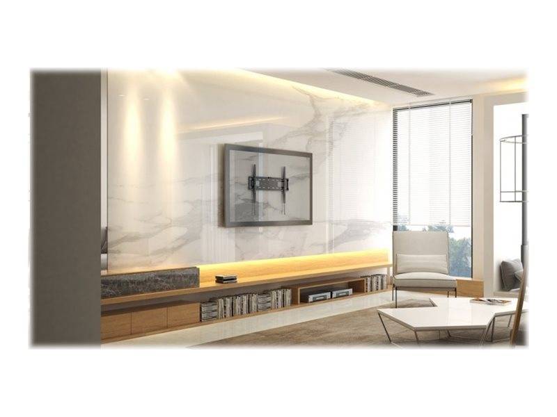 Modernes Wohnzimmer mit an der Wand montiertem Fernseher, niedriger Holzmedienkommode, weißem Stuhl am Fenster und Couchtisch auf einem Teppich, beleuchtet durch warme Einbauleuchten.