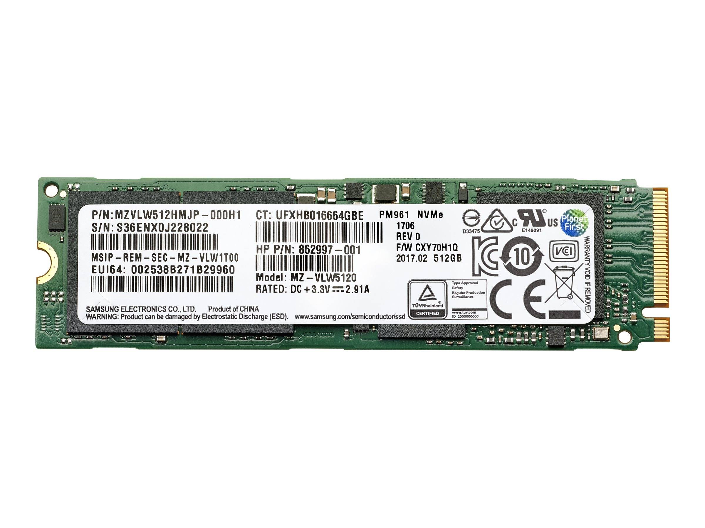 Grüne M.2-NVMe-Solid-State-Drive mit weißem Etikett, das Modell und behördliche Markierungen auf einfarbigem weißem Hintergrund zeigt