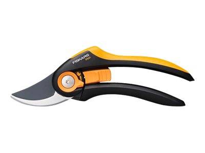 Geschlossene Fiskars-Gartenscheren mit orange-schwarzen Griffen auf weißem Hintergrund.