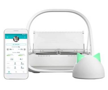 Smart-Home-Luftreiniger mit Smartphone-App-Schnittstelle und katzenförmiger Gerätekomponente im Vordergrund dargestellt.