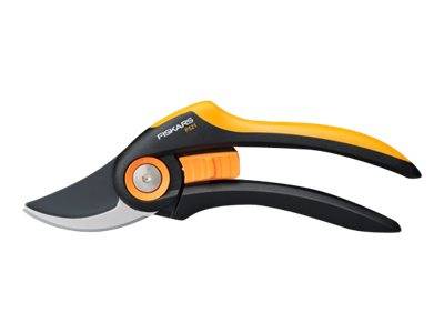 Ein Paar Fiskars-Gartenscheren mit schwarzen und orangefarbenen Griffen, gezeigt auf weißem Hintergrund.