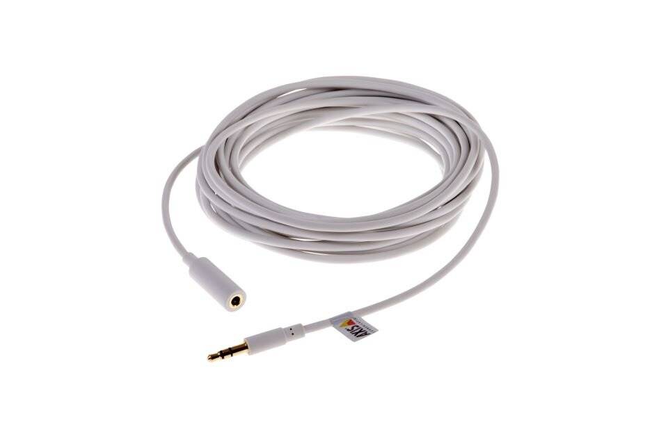 Aufgewickeltes weißes Audiokabel mit einem 3,5-mm-Stecker und Inline-Adapter auf einem einfachen weißen Hintergrund.
