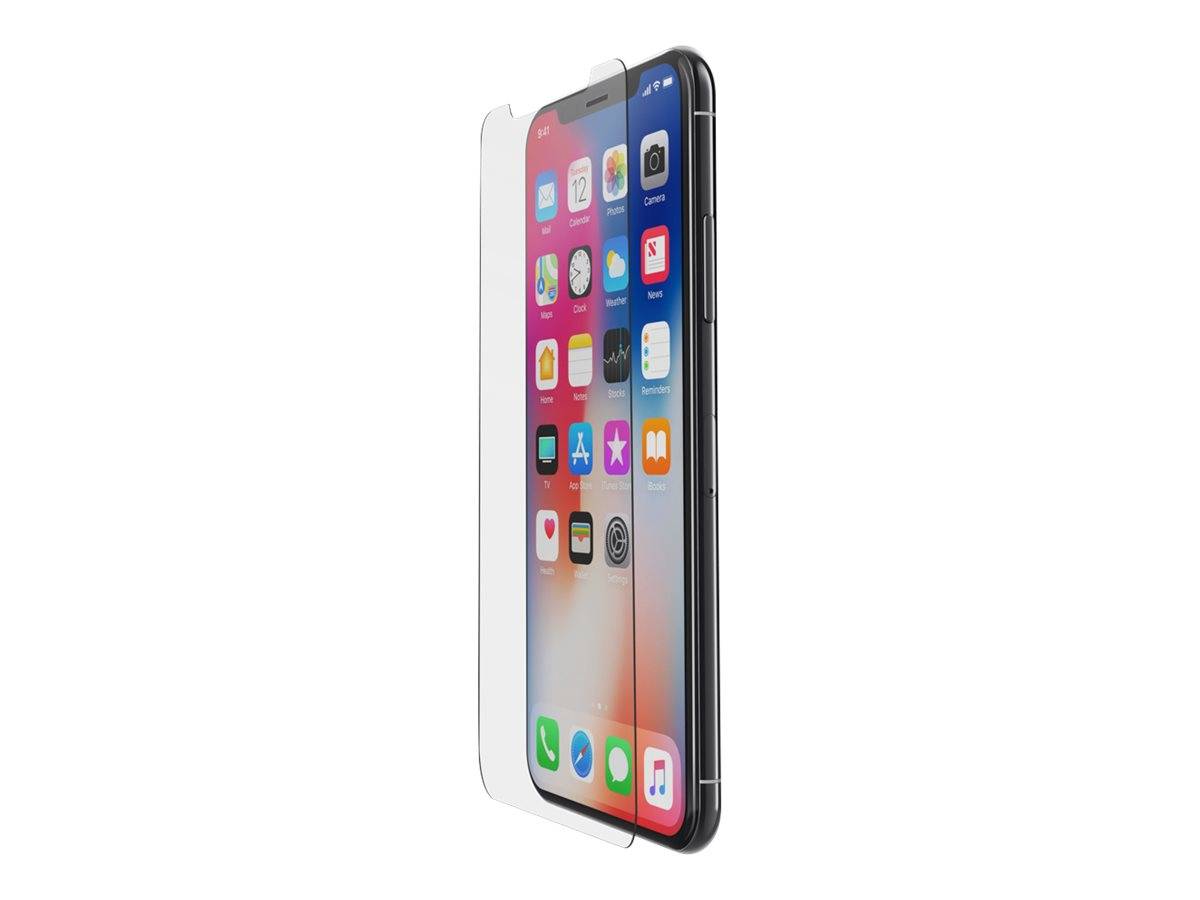 Ein iPhone, das mit einer transparenten Displayschutzfolie angezeigt wird, die über dem Display ausgerichtet ist und die Gerätebildschirmschutzfunktion veranschaulicht.