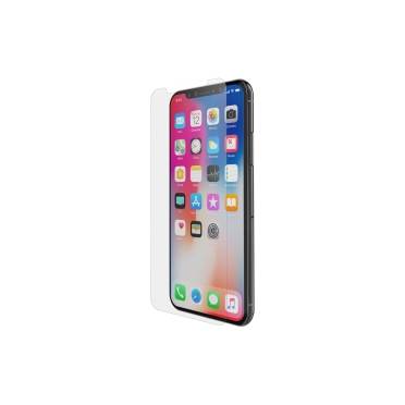 Ein Smartphone mit einer durchsichtigen Schutzhülle, das in einem Winkel auf weißem Hintergrund gezeigt wird.