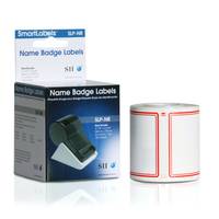 SmartLabels-Namensschildetikett-Produkte: zwei Verpackungskartons und eine Rolle weißer Etiketten mit roten Rändern.