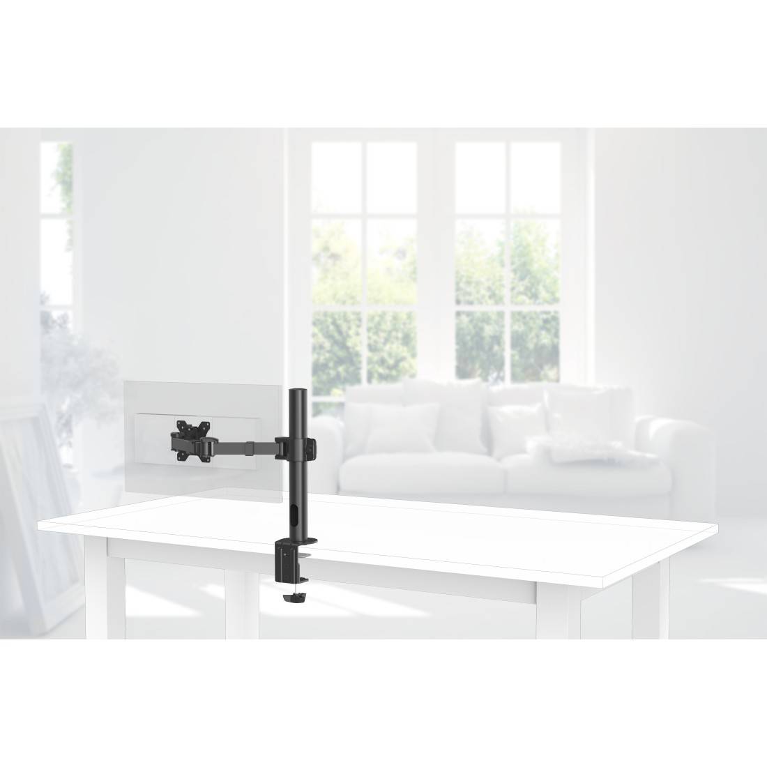 Klemmmonitorarm, montiert auf einem weißen Schreibtisch in einem hellen Wohnzimmer, der einen Monitor neben einem Sofa und Fenstern hält.