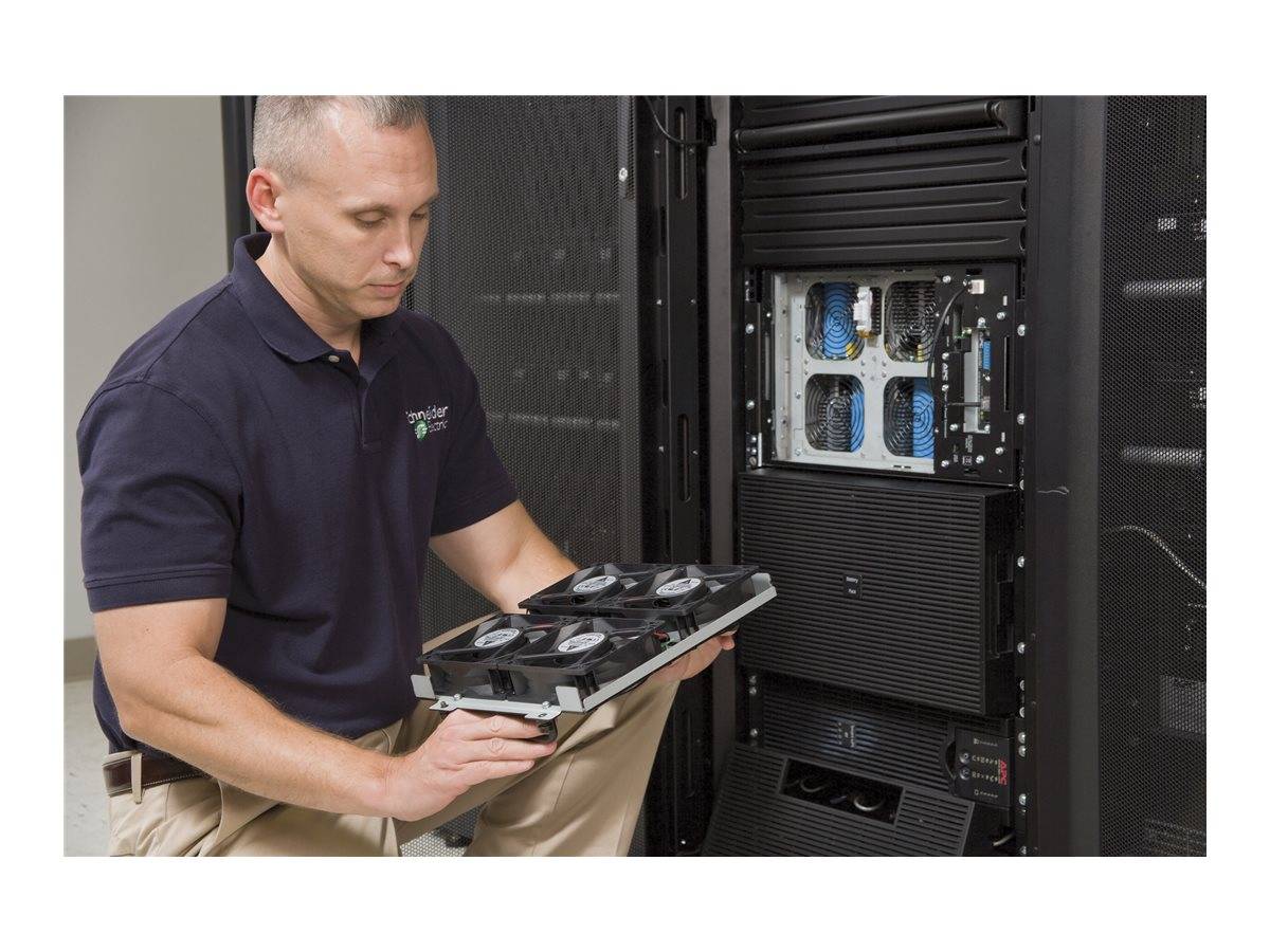 Ein Techniker inspiziert ein Computer-Serverregal und hält eine Kühlgebläse-Komponente neben einem offenen Serverschrank.