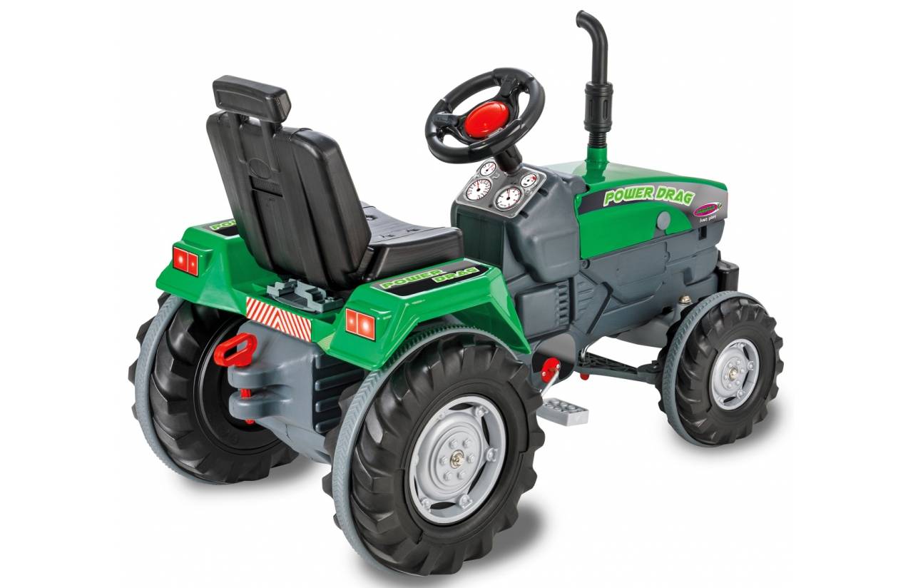 Ein grüner Spielzeugtraktor zum Draufsitzen mit schwarzem Sitz, Lenkrad, großen Reifen und der Aufschrift „Power Drag", gezeigt vor weißem Hintergrund.
