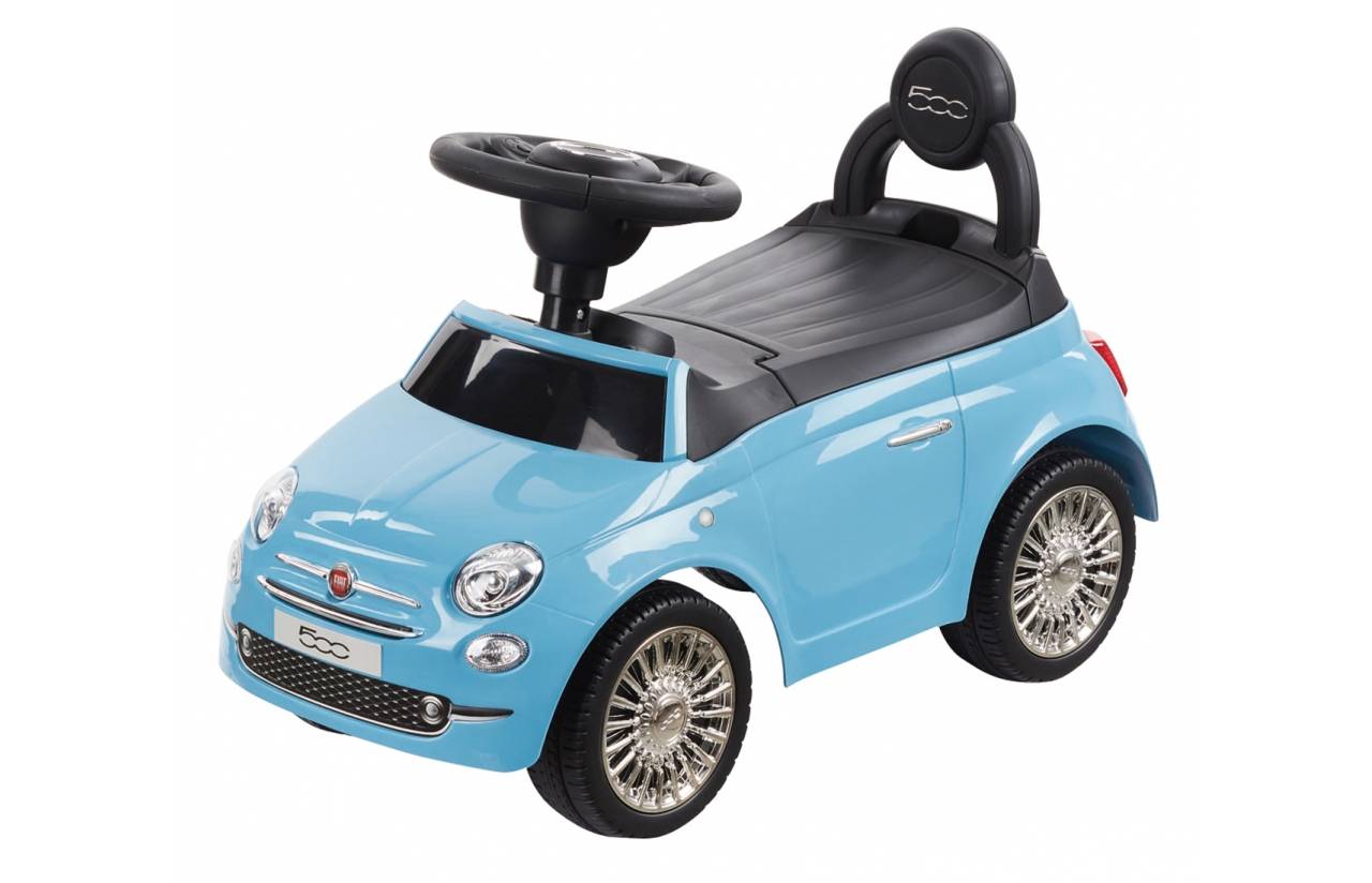 Blaues, kindergroßes Fiat 500 Rutschauto mit schwarzem Sitz und Lenkrad auf weißem Hintergrund.